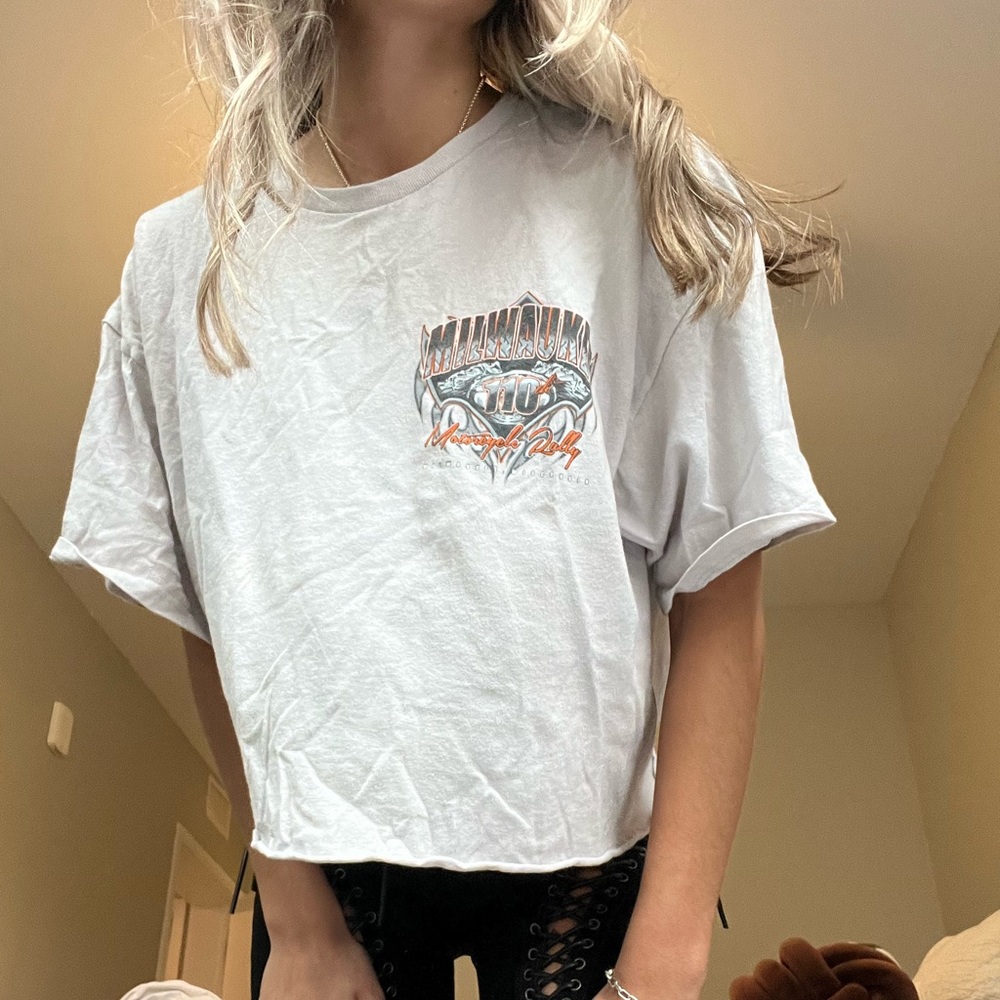 Cropped graphic tee shirt